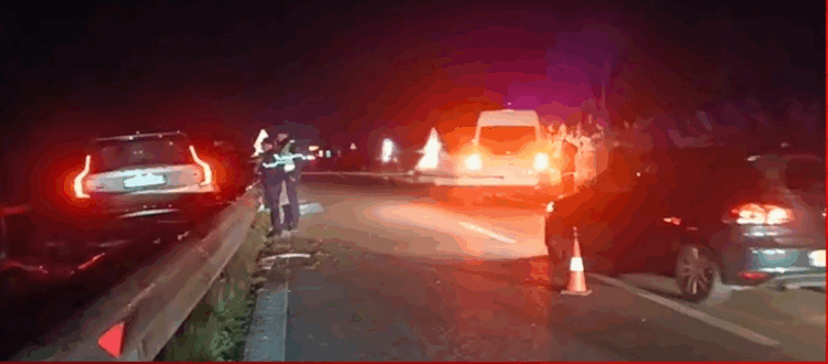 Lushnje/ Pas parakalimit të gabuar, fuoristrada përfundon mes barrierave ndarëse