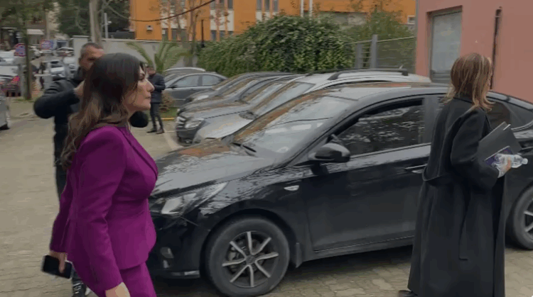 “Sekreti” 2.4 miliardë lekë i shefes së AKSHI-t, Linda Karçanaj dhe Adem Trezhnjevës me 16 roje sigurie