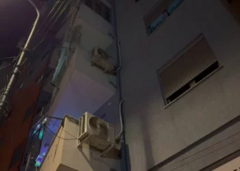 E moshuara bie nga kati i tretë, shpëtohet pasi mbeti mes murit dhe kondicionerit