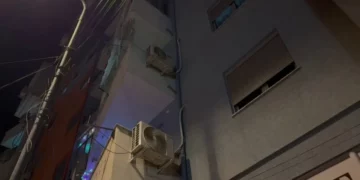 E moshuara bie nga kati i tretë, shpëtohet pasi mbeti mes murit dhe kondicionerit