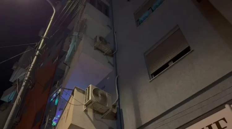 E moshuara bie nga kati i tretë, shpëtohet pasi mbeti mes murit dhe kondicionerit