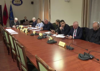 Komisioni Xhafaj mblidhet pa opozitën, nxiton të ndryshojë ligjet e Reformës në Drejtësi