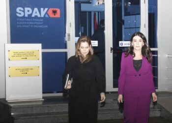 Karçanaj 3 orë në SPAK për 12 tenderat e dyshuar/ Drejtoresha e AKSHI-it “kyç gojën” para gazetarëve