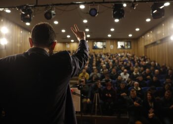 Demokratët e Durrësit nuk i binden urdhrit, mbushin sallën plot për Salianjin dhe Alimehmetin (Fotot)