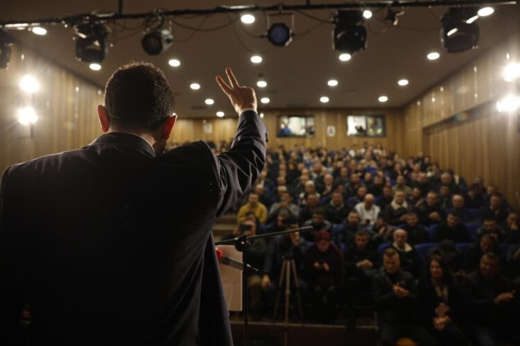 Demokratët e Durrësit nuk i binden urdhrit, mbushin sallën plot për Salianjin dhe Alimehmetin (Fotot)