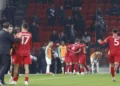 Derbi Tirana-Partizani/ Shpërthen festa e kuqe në “Arenën Kombëtare”, ‘Demat’ në avantazh për 7 minuta