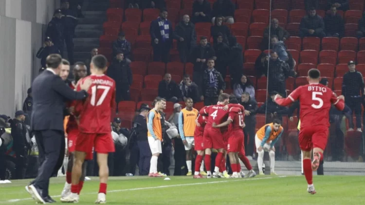 Derbi Tirana-Partizani/ Shpërthen festa e kuqe në “Arenën Kombëtare”, ‘Demat’ në avantazh për 7 minuta