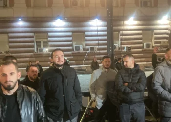 Nis ‘foltorja’ e Sali Berishës, vetëm dhjetëra protestues në shesh/ I pranishëm edhe Salianji