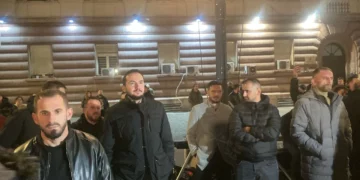 Nis ‘foltorja’ e Sali Berishës, vetëm dhjetëra protestues në shesh/ I pranishëm edhe Salianji