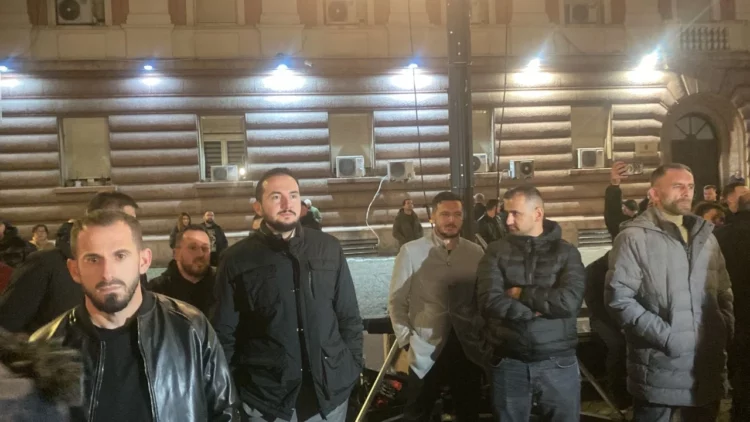 Nis ‘foltorja’ e Sali Berishës, vetëm dhjetëra protestues në shesh/ I pranishëm edhe Salianji