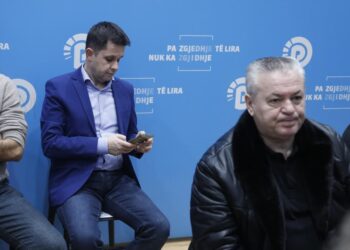 Mbledhja e Këshillit Kombëtar të PD/ Alimehmeti ulet në fund të sallës, Salianji vazhdon takimet në bazë