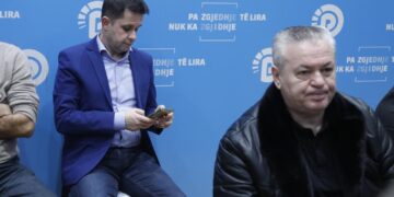 Mbledhja e Këshillit Kombëtar të PD/ Alimehmeti ulet në fund të sallës, Salianji vazhdon takimet në bazë