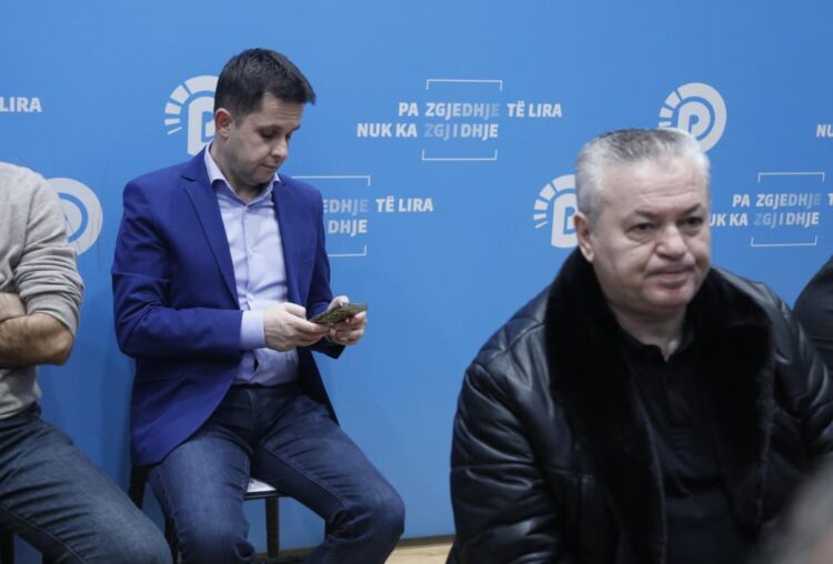 “Nuk dua të tërhiqet vëmendja nga skandali i Ballukut”, Salianji sqaron mungesën në Këshillin e PD, Alimehmeti ulet në fund të sallës