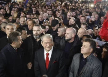 Protesta kombëtare/ PD kërkon “Qeveri teknike”, Flamur Noka mbulon me shashka pjesëmarrjen e dobët