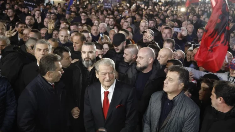 Protesta kombëtare/ PD kërkon “Qeveri teknike”, Flamur Noka mbulon me shashka pjesëmarrjen e dobët