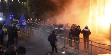 Protesta e PD-së përpara Kryeministrisë, disa të shoqëruar në komisariat