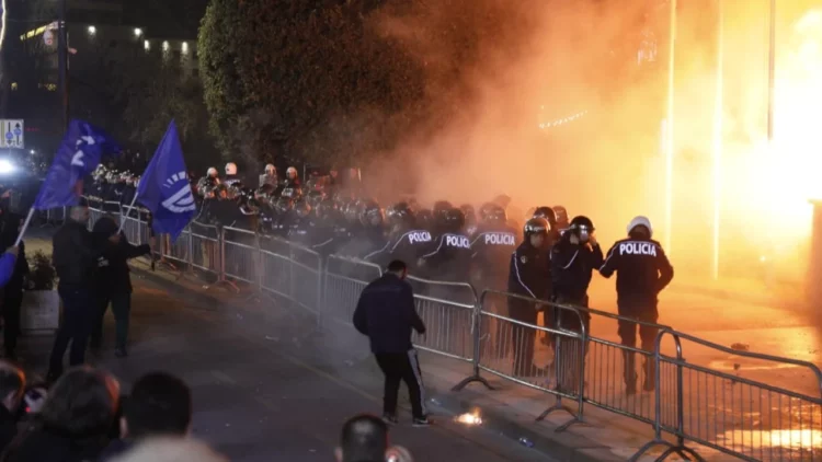 Protesta e PD-së përpara Kryeministrisë, disa të shoqëruar në komisariat