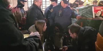 Policia heq përsëri tendën para Kryeministrisë, përplasje me protestuesit (VIDEO)