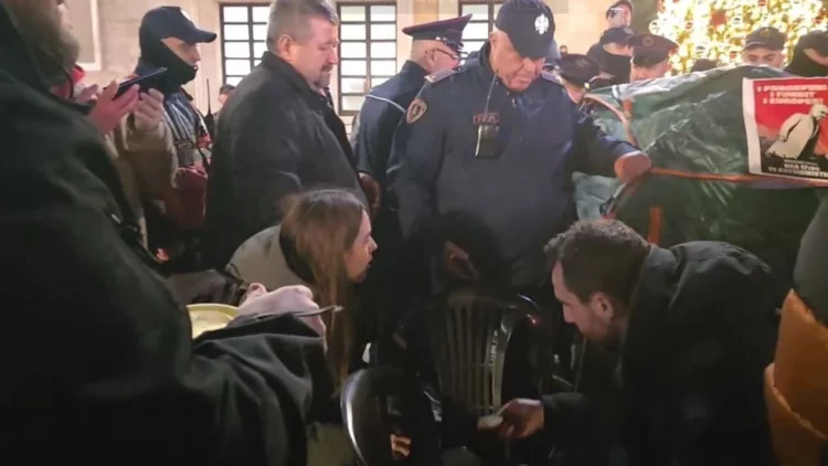 Policia heq përsëri tendën para Kryeministrisë, përplasje me protestuesit (VIDEO)