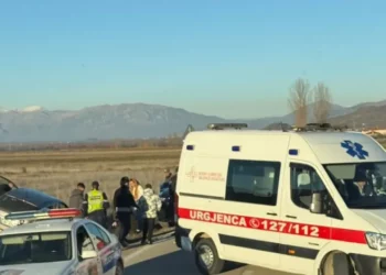 Aksident në aksin rrugor Korçë-Ersekë, dy persona përfundojnë në spital