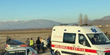 Aksident në aksin rrugor Korçë-Ersekë, dy persona përfundojnë në spital