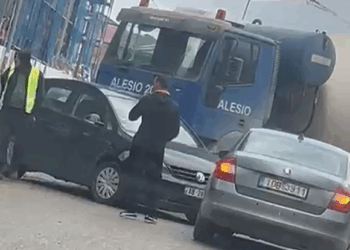 PAMJE/ Aksident i trefishtë në Paskuqan, kamioni përplaset me dy makina