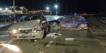 Pamje nga aksident i rëndë në Levan-Tepelenë, përplasen dy automjete, humb jetën 16-vjeçari