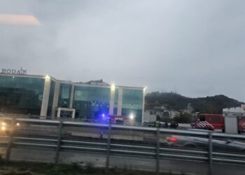 Aksident në autostradën Durrës-Tiranë/ Shoferi përplaset me bordurën, shpërthen në flakë mjeti