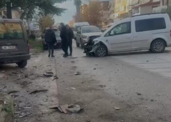 FIer/ Përplaset me makinën e parkuar, dërgohet në urgjencë shoferi (video)