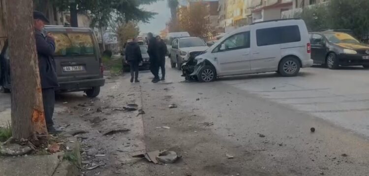 FIer/ Përplaset me makinën e parkuar, dërgohet në urgjencë shoferi (video)