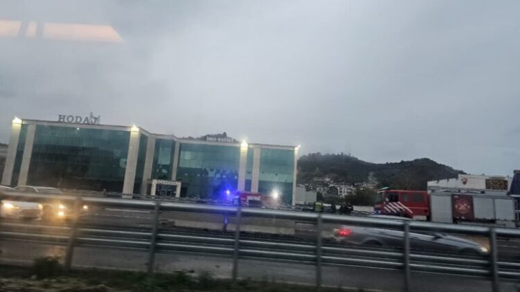 Aksident në autostradën Durrës-Tiranë/ Shoferi përplaset me bordurën, shpërthen në flakë mjeti