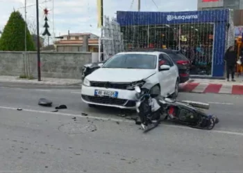 Aksident në Fier! Makina përplaset me motorin, një i plagosur