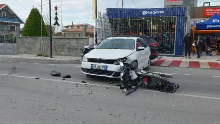 Aksident në Fier! Makina përplaset me motorin, një i plagosur