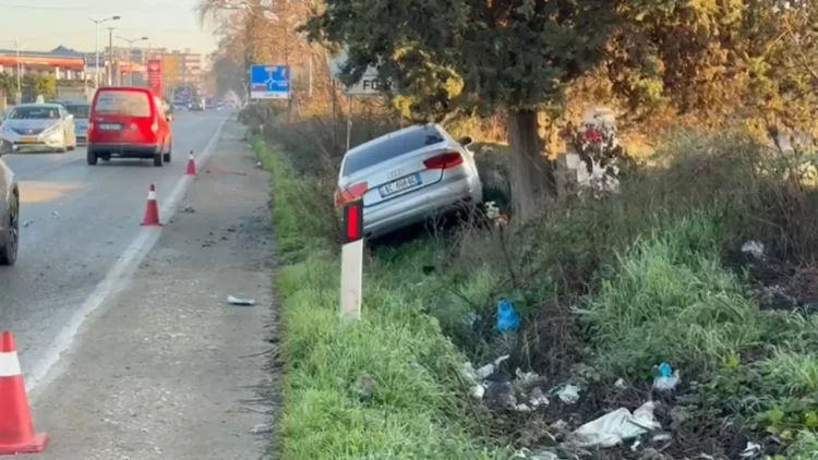 Aksident në aksin Fier-Levan, autobusi përplaset me makinën dhe përfundon në kanal