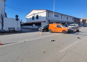 Aksident i rëndë në Lushnjë! Motoçikleta përplaset me makinën, i riu në gjendje kritike për jetën (Emri)
