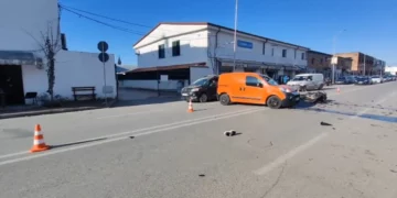 Aksident i rëndë në Lushnjë! Motoçikleta përplaset me makinën, i riu në gjendje kritike për jetën (Emri)