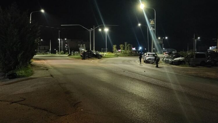 Aksident në Lushnje/ Makina përplaset me shtyllën e ndriçimit, një i plagosur rëndë (Emri)