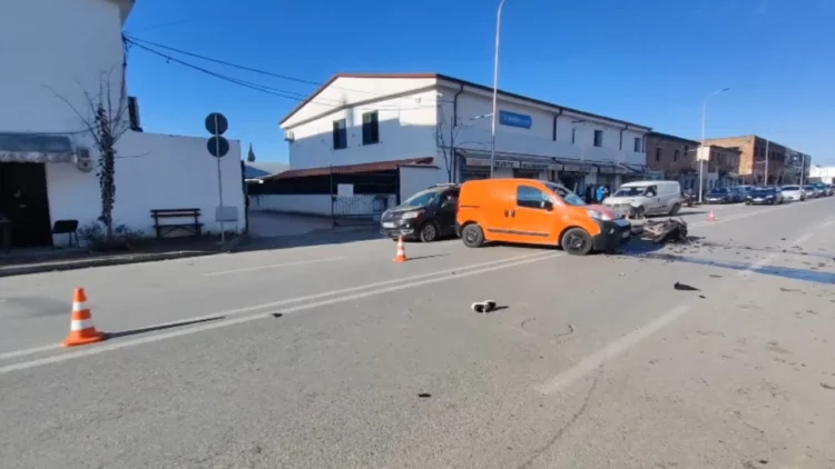 Aksident i rëndë në Lushnjë! Motoçikleta përplaset me makinën, i riu në gjendje kritike për jetën (Emri)