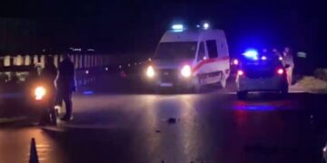 Përplasi për vdekje këmbësoren në Qafë Thanë, arrestohet 31-vjeçari