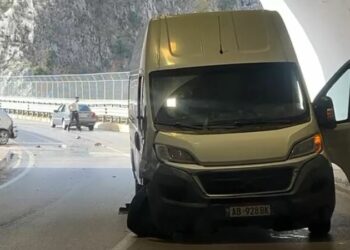 Aksident te “Ura e Vashës” në rrugën e “Arbrit”, një makinë përplaset me furgonin