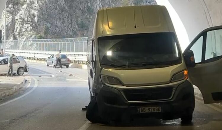 Aksident te “Ura e Vashës” në rrugën e “Arbrit”, një makinë përplaset me furgonin