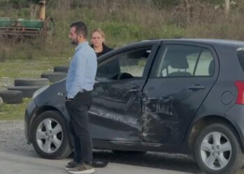 Aksident në aksin Lushnje–Rrogozhinë/ Kamioni përplaset me “Toyota Yaris”, shpëton familja