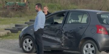 Aksident në aksin Lushnje–Rrogozhinë/ Kamioni përplaset me “Toyota Yaris”, shpëton familja