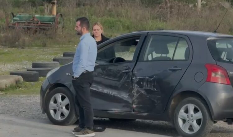 Aksident në aksin Lushnje–Rrogozhinë/ Kamioni përplaset me “Toyota Yaris”, shpëton familja