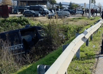 Dy policë të plagosur nga aksidenti në Fier, furgoni i FNSH përfundon në kanal