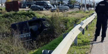 Dy policë të plagosur nga aksidenti në Fier, furgoni i FNSH përfundon në kanal