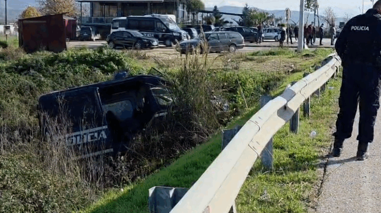 Katër të plagosur mes tyre 3 policë nga aksidenti në Fier, furgoni i FNSH përfundon në kanal