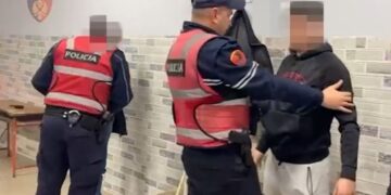 Zbulohet skema e shpërndarjes së “mallit”, policia evidenton 33 anëtarët në Tiranë, 22 të arrestuar (EMRAT)