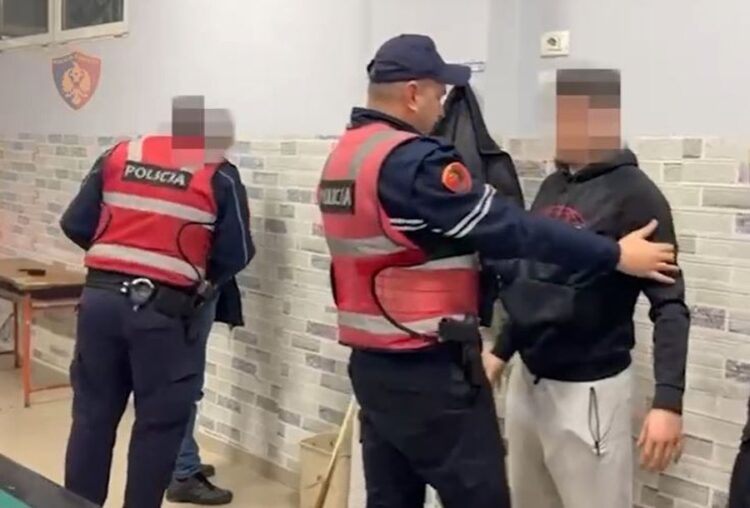 Zbulohet skema e shpërndarjes së “mallit”, policia evidenton 33 anëtarët në Tiranë, 22 të arrestuar (EMRAT)