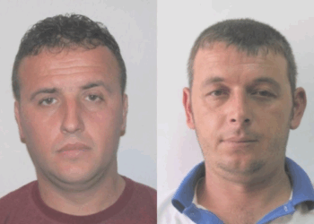 Pamjet nga arrestimi i dy ushtarëve të Martinajt, çfarë u gjet në banesën ku ishin fshehur (Video)